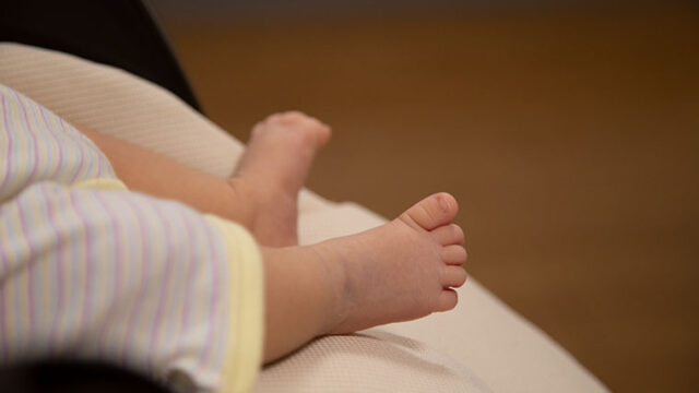 赤ちゃんの爪切りのコツはこわがらないことだと助産師さんを見てわかった こどものーと